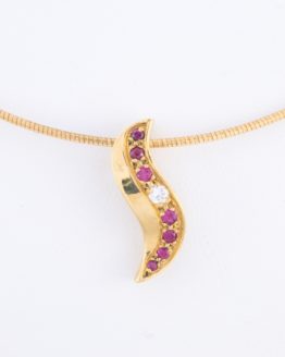Pendentif en or jaune, 7 rubis et un diamants.