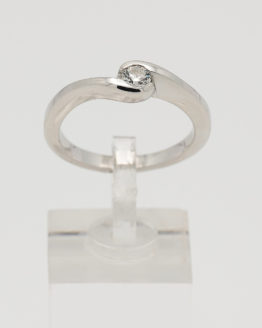 Solitaire or blanc mi-clos