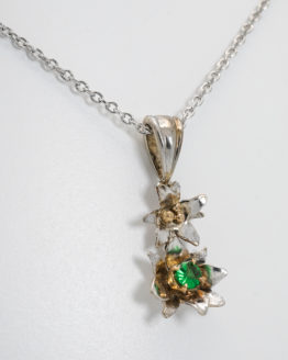 Pendentif or et argent en forme de fleur