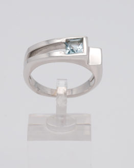 Bague or blanc topaze bleue