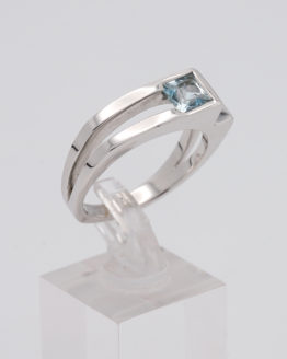 Bague or blanc topaze bleue