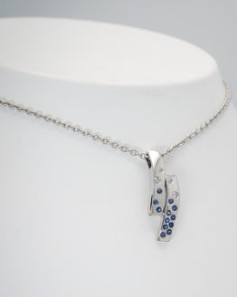 Pendentif or blanc saphirs diamants