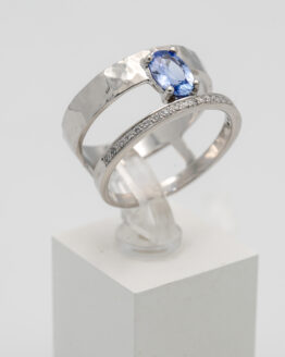 Bague or blanc saphir