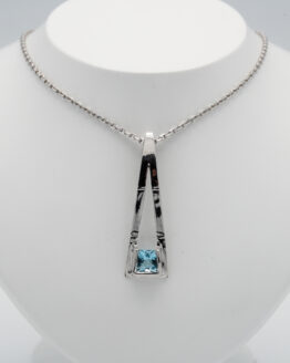 Pendentif or blanc topaze bleue