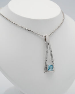 Pendentif or blanc topaze bleue