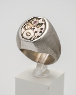 Chevalière argent mouvement montre